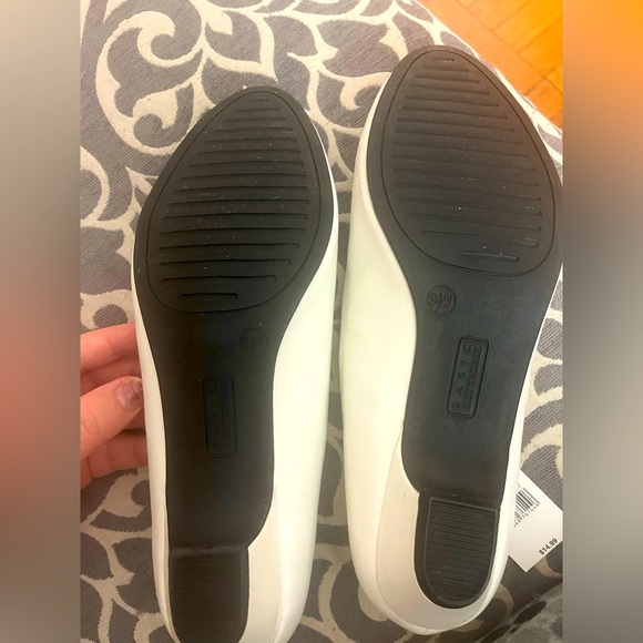 Basic Edition women’s low heel white pumps (Size 9.5 Wide) - Picture 5 of 6